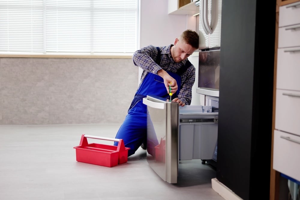 shutterstock_1395158567_broken_fridge4