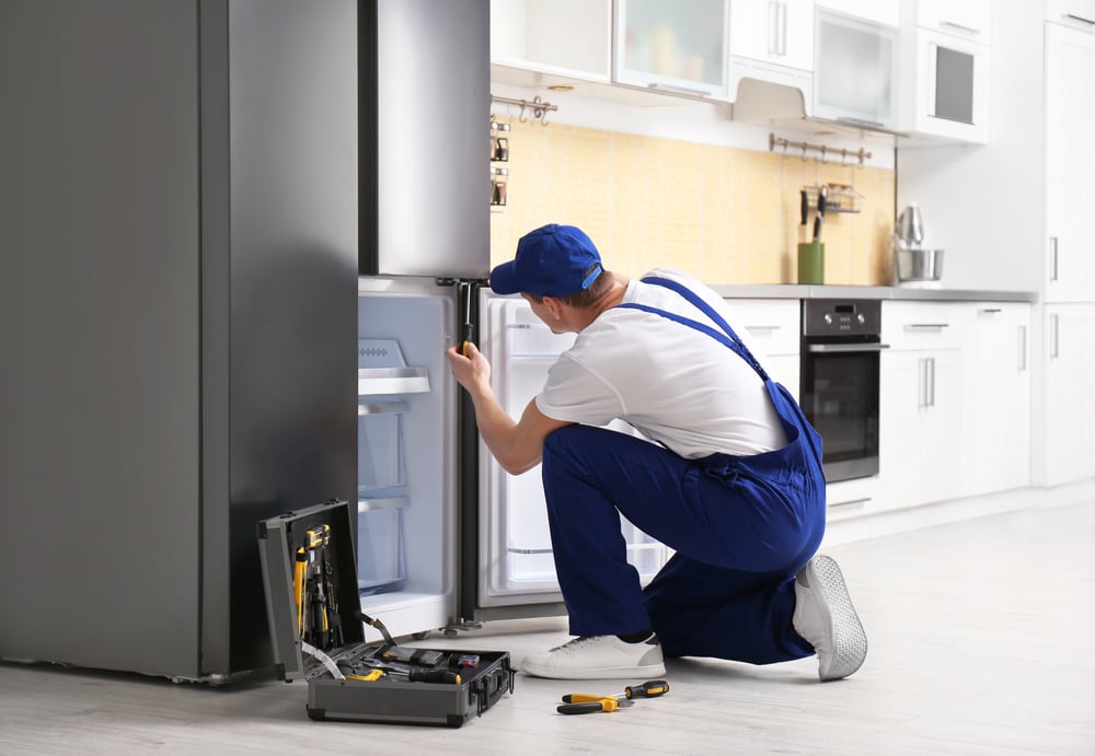 shutterstock_1673943652_broken+fridge2